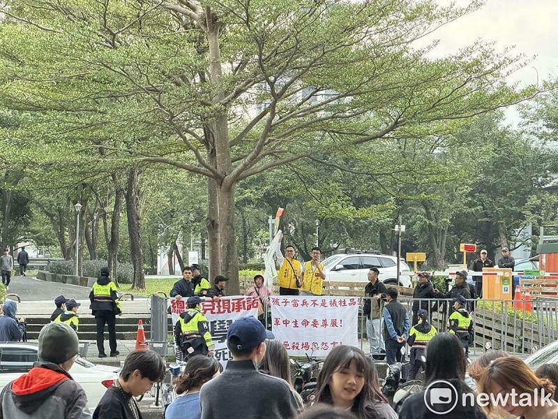  新黨拋衛生紙鬧民進黨 圖：高逸帆／攝 