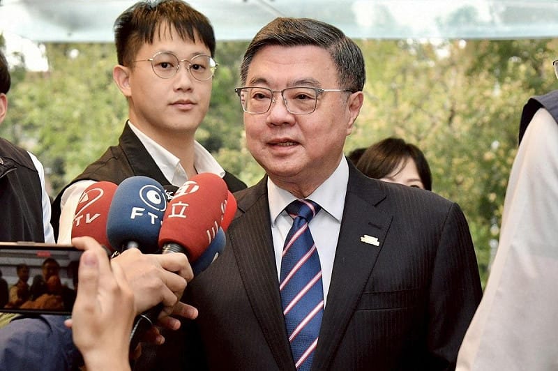 行政院長卓榮泰今（3）日下午出席「114年行政院模範公務人員頒獎典禮」前受訪。   圖：行政院提供