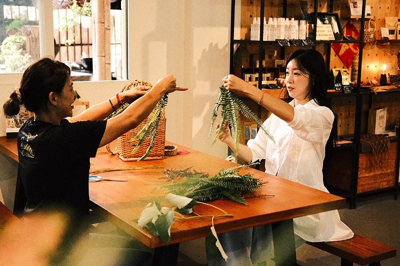 在地職人親自指導「花環編織」工藝體驗。   圖：高雄市觀光局/提供