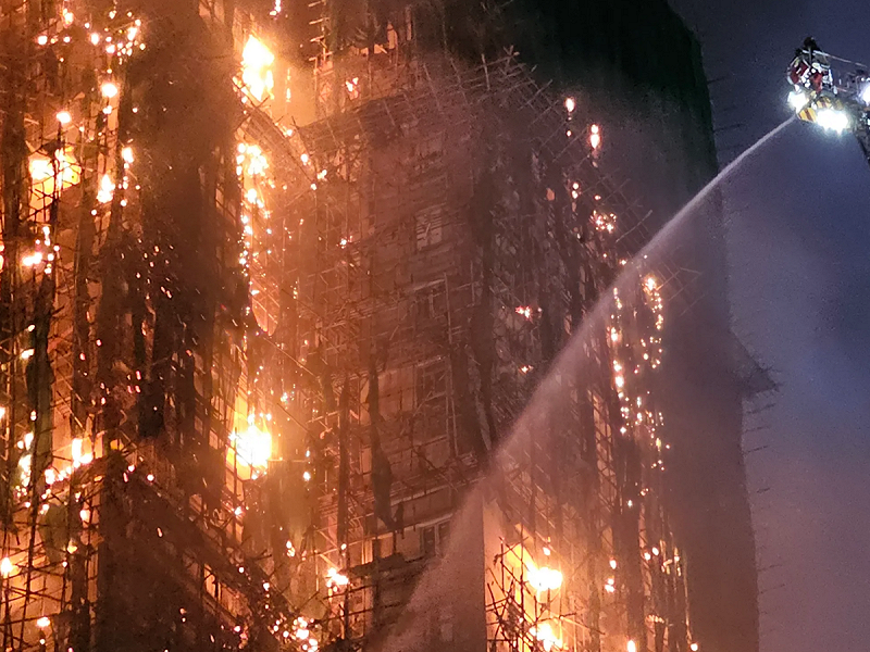 香港宏福苑大火造成最少156人死亡，官方將肇事原因歸咎於泡膠及竹棚紗網。   圖：翻攝自網路