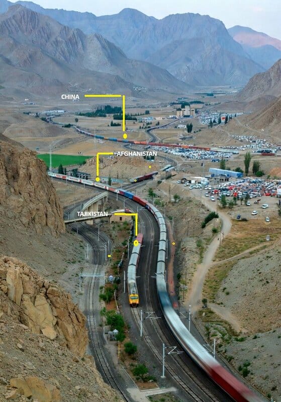 阿富汗領土的狹長地帶「瓦罕走廊」鄰接中國和塔吉克，圖中為中國建設的鐵路。圖：翻攝自 X《Haroon Khanzoi》