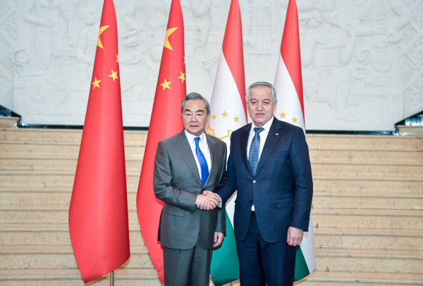 中國外交部長王毅（左）於 11 月 22 日造訪塔吉克斯坦首都杜尚別。   圖：翻攝自中華人民共和國外交部