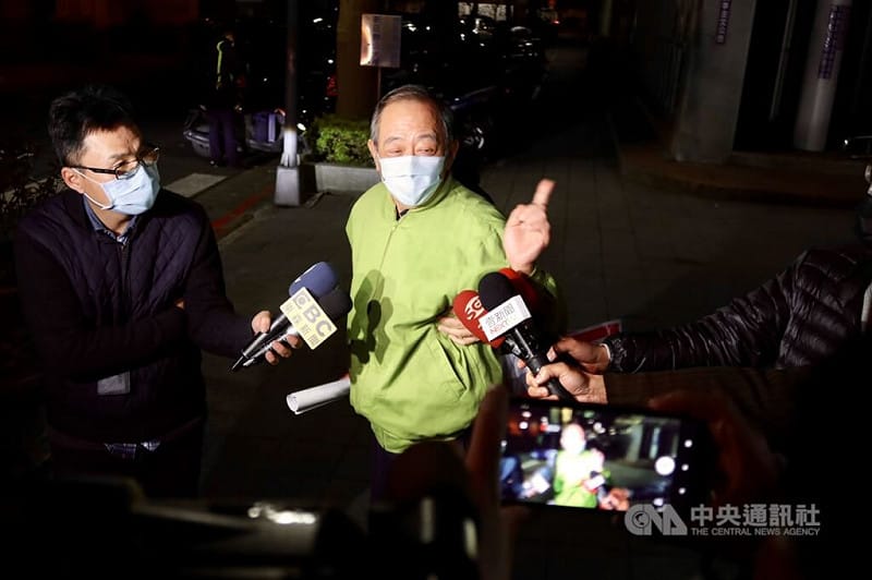 軍情局退役上校張超然（中）涉為中國發展組織、收集情報，2021年2月交保離開法院。（中央社檔案照片）   