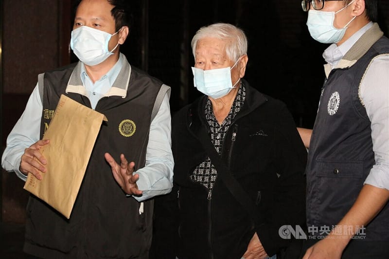 軍情局退役少將岳志忠（中）涉嫌交付情報資訊給中國國安人員，2020年10月經調查局送往台北地檢署應訊。（中央社檔案照片）   