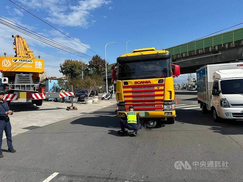 吳姓男子3日上午駕駛貨運曳引車、陳女騎乘機車，雙方在台中烏日區1處路口右轉發生碰撞，陳女遭捲入車底後輾斃，吳男經酒測無酒駕，全案後續警方將依過失致死罪嫌送辦。（翻攝照片）中央社記者蘇木春傳真　114年12月3日   