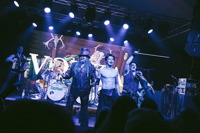 林昶佐在赫爾辛基「F:F:F音樂節」登台演出。   圖：翻攝自林昶佐臉書