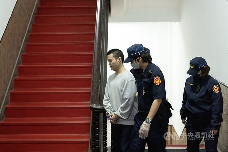 新北張姓男子被控殺死岳母、妻子及繼子案3日下午在台灣高等法院開庭，張男（左，灰衣）在法警戒護下出庭。中央社記者趙世勳攝　114年12月3日   