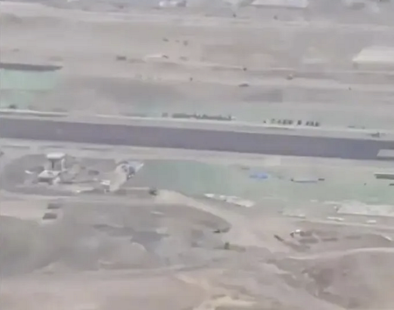 沖繩島北側的奄美大島，自衛隊在兩座島上的建設工程已清晰可見，圖為機場跑道。   圖：翻攝自央視網