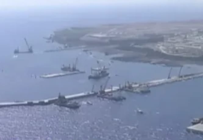 日本自衛隊在沖繩北方小島上興建的港口與海軍船艦泊位。   圖 : 翻攝自新民晚報