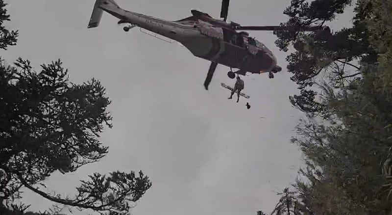 新北市郭姓退休校長日前攀登玉山後四峰失聯，1日被路過山友發現躺臥邊坡已明顯死亡。空勤總隊3日上午把握時機出動直升機協助吊掛遺體，後續交由家屬及員警處理。（高雄市消防局提供）中央社記者洪學廣傳真　114年12月3日   