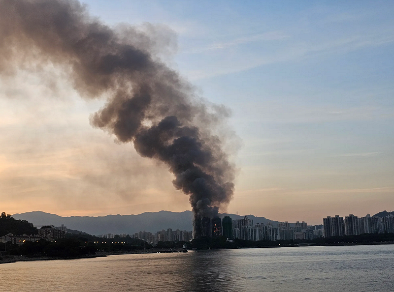 香港宏福苑大火造成最少156人死亡，雖然官方將肇事原因歸咎於泡膠及竹棚紗網，但仍然疑點重重。   圖：翻攝自網路