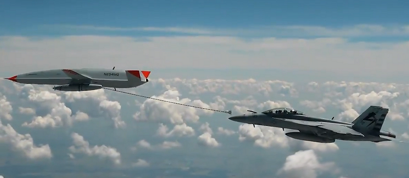 MQ-25「刺鰩」無人機（左）正在為戰機進行空中加油。圖：翻攝自 X《CNN》