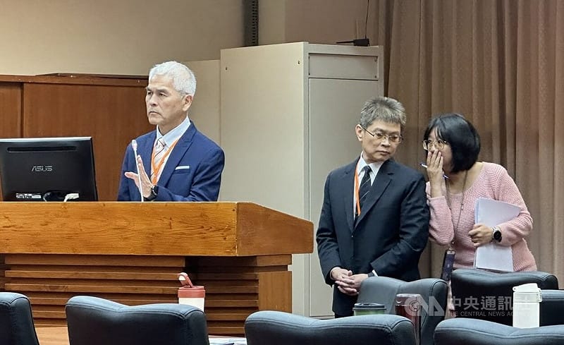 運動部次長黃啟煌（左）3日列席立法院教育及文化委員會，並在備詢時透露，預計2週之後會有一台國產的發球機進駐國訓中心，能模擬任何投手的球路。中央社記者黎建忠攝　114年12月3日   