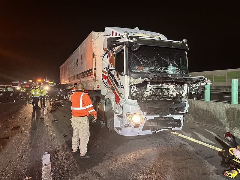 國道1號南下171公里處，4日凌晨發生連環車禍，半聯結車因撞擊力道猛烈，導致車頭以及擋風玻璃嚴重毀損。（民眾提供）中央社記者趙麗妍傳真　114年12月4日   