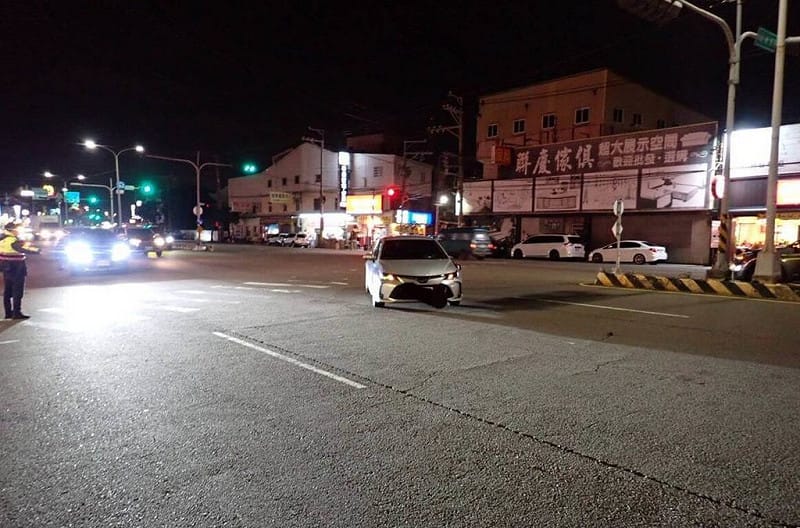 王姓男子3日晚間駕駛自小客車行經在清水區中華路與海濱路口，疑似視線死角，車輛左轉時，撞擊行走在斑馬線上的2行人，2人四肢、臀部及頸椎等部位擦傷挫傷，意識清楚，送醫後無大礙已出院。（民眾提供）中央社記者趙麗妍傳真　114年12月4日   