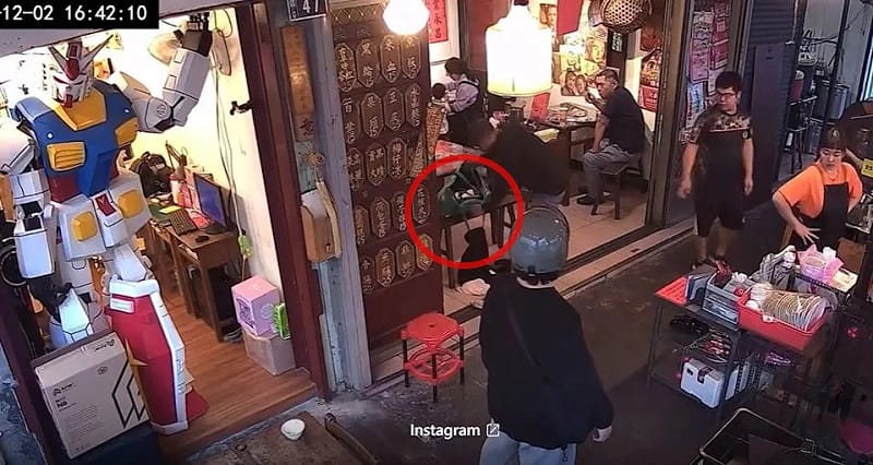 台中男子吃黑輪從包包內掉出衝鋒槍，讓現場「凍結5秒」。   圖：翻攝自Threads