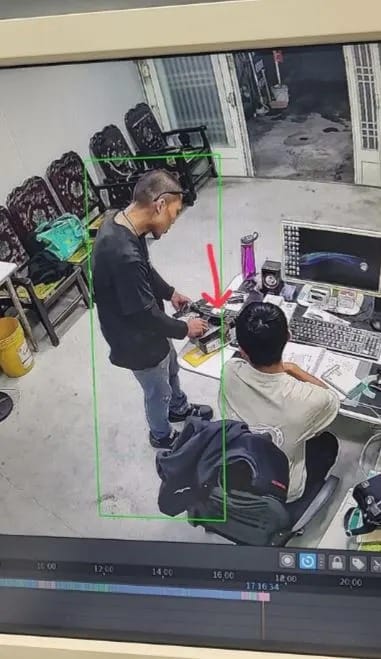 男子將衝鋒槍拿到隔壁店家表示要販售6萬元。   圖：翻攝自Threads