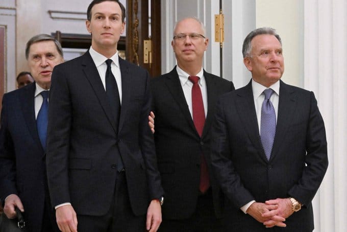 美國中東問題特使威特科夫(前右)與川普女婿庫許納(前左) 3 日前往克里姆林宮，與包含總統普丁在內的俄羅斯官員針對和平計畫進行會談，但與領土控制相關的提議卻遭俄羅斯方面直接反對。   圖：翻攝自 @visionergeo X 帳號