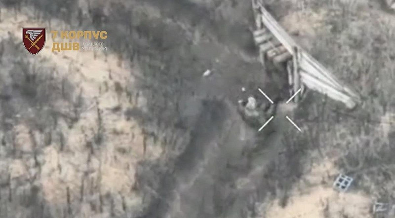 無人機掉落俄軍士兵身旁，俄軍士兵決定「賭運氣」，並試圖將無人機丟開。   圖：翻攝自 X