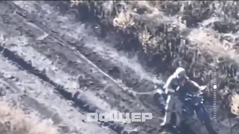  纏繞在摩托車輪胎上的光纖纜線，成功阻止了一支俄羅斯突擊小隊的進攻。 圖：翻攝自 X 