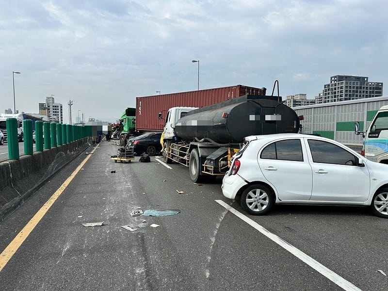 國道10號西向3.7公里處4日上午發生7車連環追撞事故，一輛貨櫃車打橫占滿車道，現場一度回堵逾6公里。（國道公路警察局提供）中央社記者洪學廣傳真　114年12月4日   