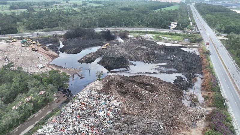 台南市後壁區烏樹林廢棄物暫置場11月21日晚上大火，撲滅火勢後悶燒不止，經過多日持續翻動澆灌，直到12月3日晚上11時30分才完全撲滅。（台南市政府提供）中央社記者張榮祥台南傳真　114年12月4日   