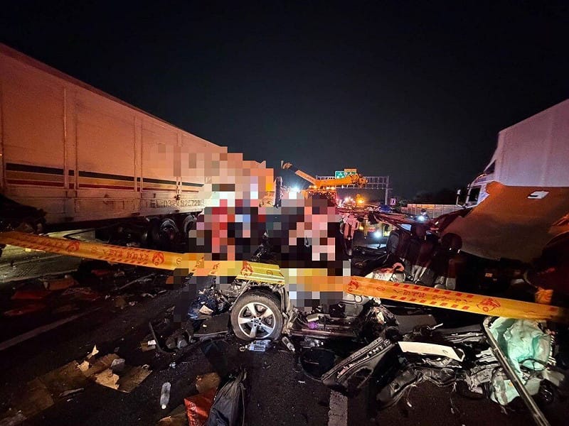 國道1號台中路段4日凌晨發生連環車禍，1輛半聯結車往前追撞砂石車後，又撞擊內側車道小客車，隨後被後方另輛小客車撞上車尾，現場一片狼藉。（民眾提供）中央社記者趙麗妍傳真　114年12月4日   