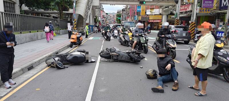 積穗國小門前違規迴轉，導致兩輛機車碰撞，3人受傷。   圖：警方提供