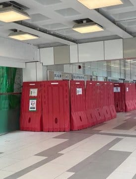 然而，香港浸會大學校方卻以「遮羞板」遮擋學生訴求。   圖：翻攝自 @whyyoutouzhele X 帳號