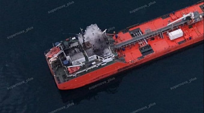  俄羅斯油輪「Midvolga 2」近日在黑海海域失去動力，疑似遭到攻擊。 圖：翻攝自 X 