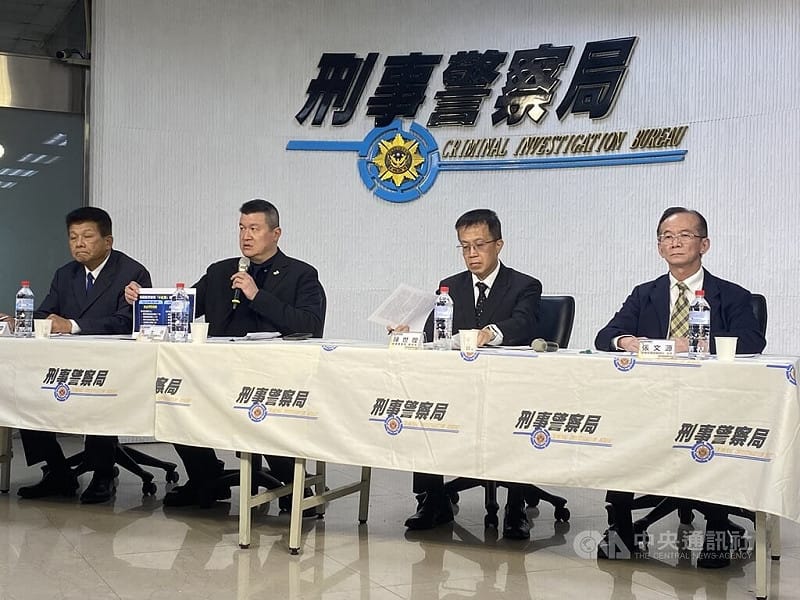 行政院打擊詐欺指揮中心指揮官馬士元（左2）4日出席記者會，會中指出小紅書App資安檢測不合格，近2年涉詐案1706件，並宣布即日起對小紅書App發布網際網路停止解析及限制接取的命令，暫定期間為1年。中央社記者黃麗芸攝　114年12月4日   