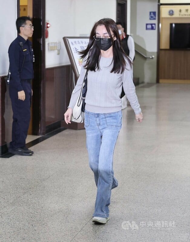 台灣高等法院4日針對宜蘭縣長林姿妙涉貪案二審開庭，傳喚林姿妙女兒林羿伶（中）到庭應訊，林羿伶庭上表示沒有犯罪，庭後快步離去。中央社記者趙世勳攝　114年12月4日   