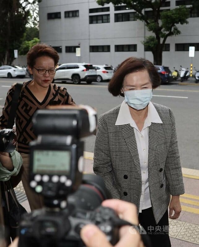 宜蘭縣長林姿妙（右）等人涉貪案，台灣高等法院4日二審開庭，林姿妙與女兒林羿伶的辯護人郭美春（左）等人出庭。中央社記者劉世怡攝　114年12月4日   