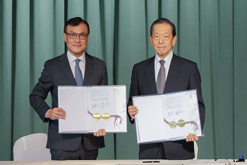 台灣與日本4日在台北簽署「台日數位貿易協議」，簽署儀式由台灣日本關係協會會長蘇嘉全（左）與日本台灣交流協會會長隅修三（右）共同完成。   圖：翻攝「臉書」日本台灣交流協會粉絲專頁