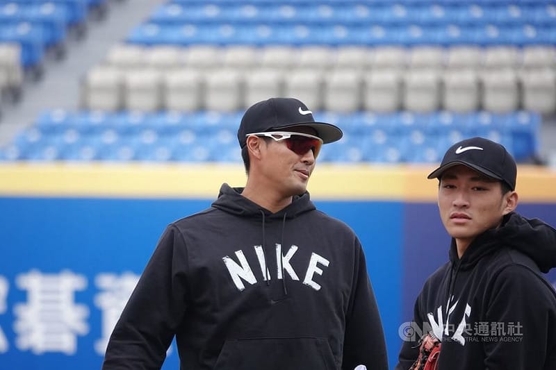 中職富邦悍將隊退役球星林哲瑄（左）4日參與NIKE台灣青棒菁英訓練營，日前他受球團安排加入日職北海道日本火腿鬥士隊秋訓，他說，自己也正處於球員、教練身分轉換期，這趟行程是當教練前的學習，收穫很多。中央社記者謝靜雯攝　114年12月4日   