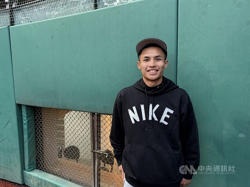 台東體中游擊手黃靖哲（圖）連續2年參加NIKE台灣青棒菁英訓練營，他4日受訪表示，首年參加的時候不敢開口，但今年因為知道自己想要的是什麼，所以在與教練團互動時，更主動開口發問。中央社記者謝靜雯攝　114年12月4日   