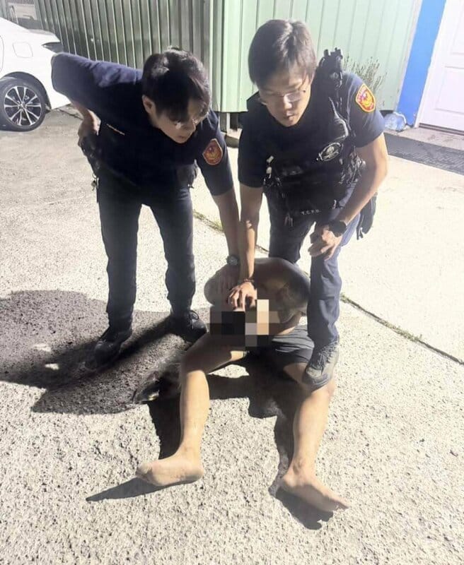 29歲陳姓男子（前中）10月間服用毒咖啡後，持改造手槍闖入台中西屯區一家游泳學校，跳入教學池朝教練、學童扣扳機，幸未擊發；陳男還在停車場以手槍敲打小客車擋風玻璃，警方獲報到場壓制逮人，全案至12月3日台中地檢署起訴後才曝光。（民眾提供）中央社記者趙麗妍傳真　114年12月4日   