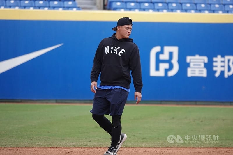 旅美底特律老虎隊野手李灝宇（圖）以教練身分出席訓練營，被問起旅美發展是否會覺得亞洲球員有低人一等的感覺，他直言反而覺得亞洲球員能力普遍更好，勉勵學弟們要更有自信。中央社記者謝靜雯攝　114年12月4日   