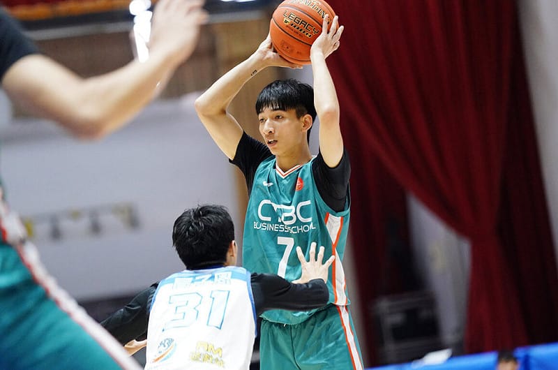 114學年度UBA大專籃球聯賽公開男一級預賽4日在虎尾科大續戰，中信學院靠著大四「一哥」張俊生（持球者）全場繳出24分，終場順利以99比79擊敗台灣體大開胡。（UBA提供）中央社記者黎建忠傳真　114年12月4日   