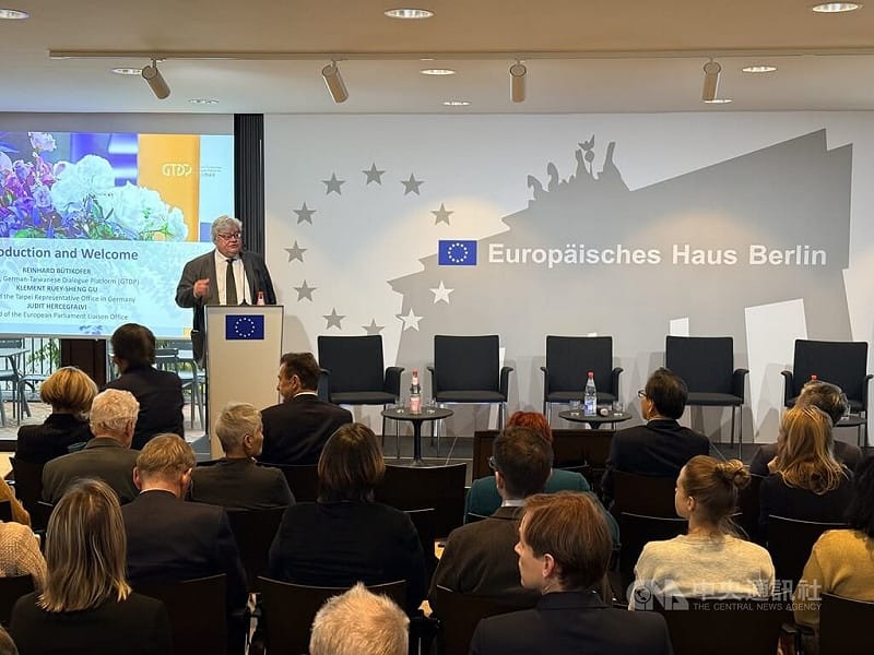 第4屆柏林台灣會議4日於柏林歐洲之家舉行。主辦單位台德民間論壇德方主席包瑞翰致歡迎詞時強調，「台灣有事，就是全球有事」，為會議揭開序幕。中央社記者林尚縈柏林攝　114年12月5日   圖：中央社提供