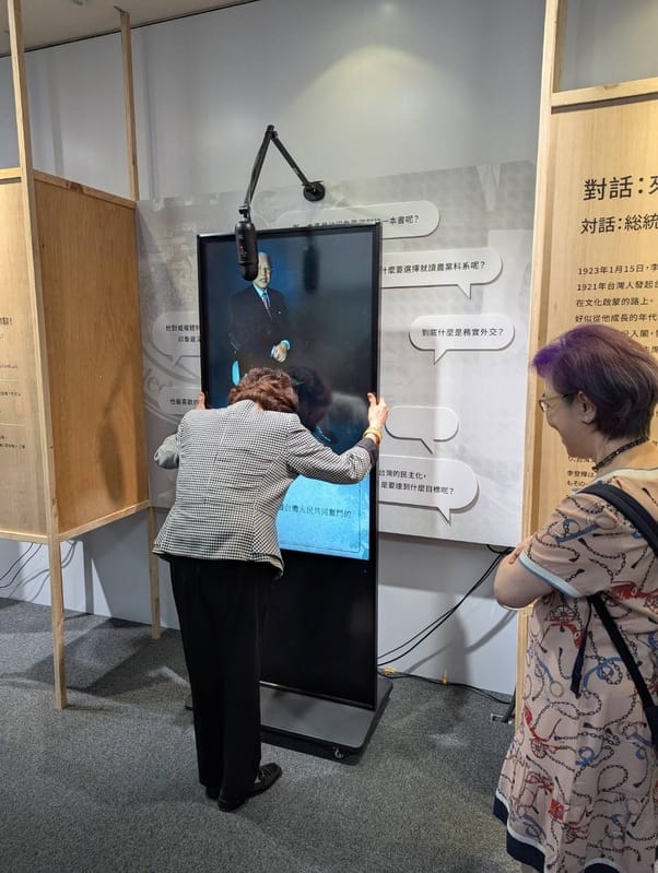 日本「全日本台灣聯合會」會長夫婦訪台時。會長夫人趙洪淑貞與 AI 李登輝對話時，多次深深鞠躬，最後甚至情緒激動地想擁抱、親吻 AI，顯見李登輝在台僑心中的份量。 圖：李登輝基金會提供 