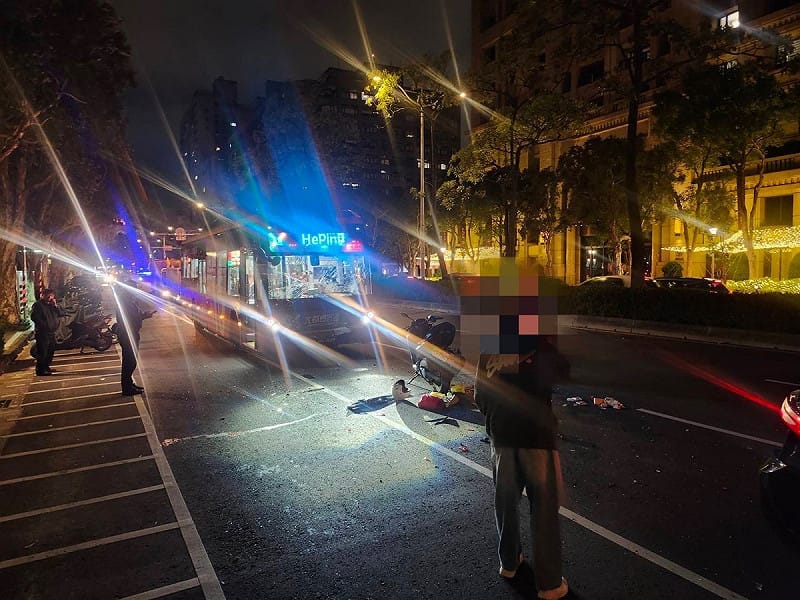 機車騎士遭猛烈撞擊，全身多處骨折，右小腿重創恐需開刀截肢。   圖：翻攝自記者爆料網