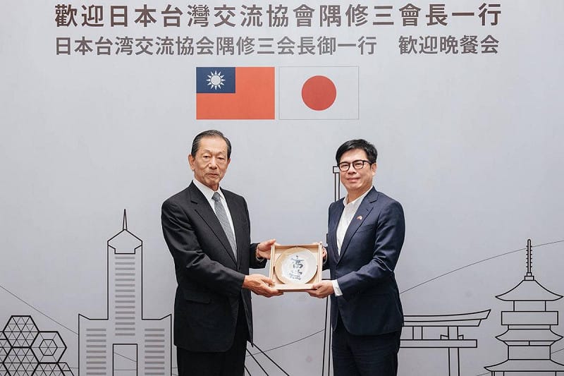 隅修三(左)首度訪問高雄拜會陳其邁(右)，雙方就經貿、產業與教育合作等重要議題進行熱絡交流，   圖：高雄市行國處/提供