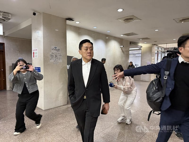 「夜店大亨」夏天倫日前遭人持刀和辣椒水攻擊，其中27歲林姓男犯嫌到派出所自首，稱工作待遇問題尋仇。台北地檢署5日傳喚夏天倫（前中）說明。中央社記者林長順攝　114年12月5日   