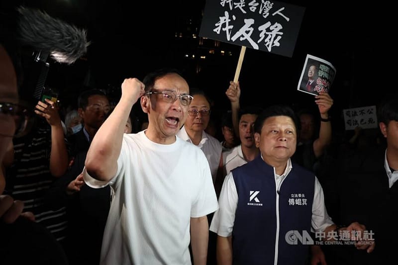 國民黨前主席朱立倫（前左）4月17日號召黨公職及群眾赴北檢外抗議，涉違反集遊法。（中央社檔案照片）   