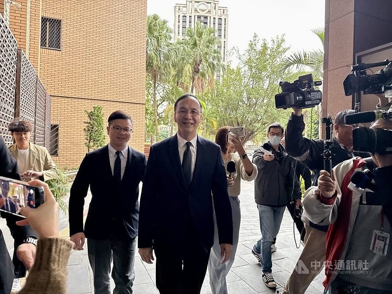 台北地檢署偵辦不實連署案，4月17日約談黃呂錦茹等人，前國民黨主席朱立倫、發言人楊智伃等人被控召集群眾到北檢外集會，遭警方以違反集遊法函送法辦。北檢5日傳喚朱立倫（前中）、楊智伃說明。中央社記者林長順攝　114年12月5日   