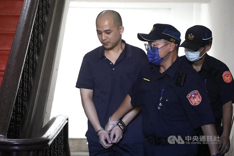 總統府維安憲指部前士官賴重宇（左）涉嫌收賄洩密中共，有期徒刑7年定讞。（中央社檔案照片）   