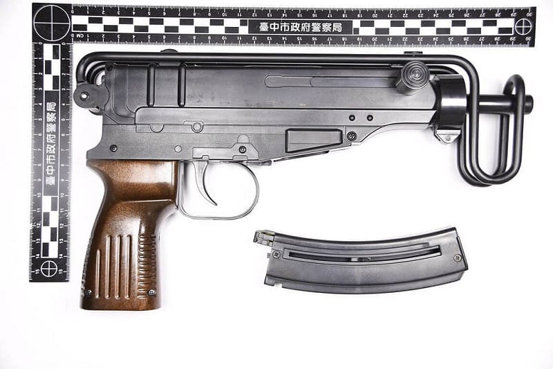 台中市警察局第二分局日前發現有網民反映，1名男子在小吃店用餐時，背包掉出疑似槍枝。警方經調閱近百支監視器後，5日宣布查獲這名男子，並起出仿衝鋒槍造型玩具槍，為塑膠材質，動能不足以造成傷害。（翻攝照片）中央社記者郝雪卿傳真  114年12月5日   