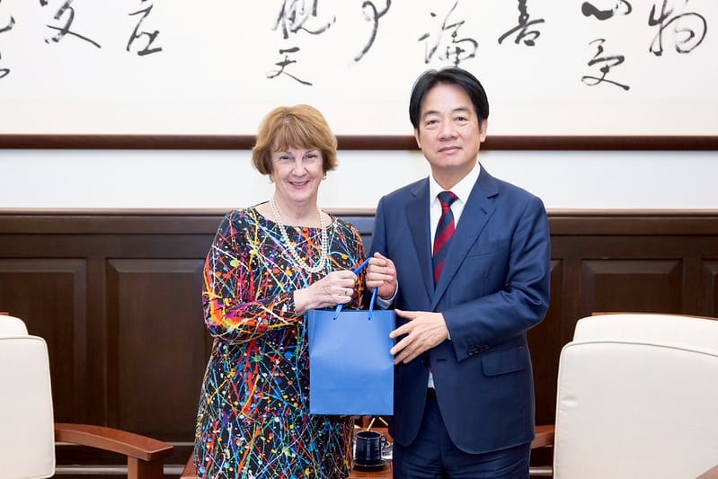 賴清德與「美國外交政策全國委員會」會長艾略特（Susan M. Elliott）大使。   圖：總統府提供