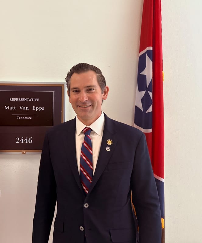 週四上午，眾議院議長麥克·約翰遜為範·埃普斯舉行國會議員宣誓就職儀式。   圖:翻攝自X帳號@MattForTN